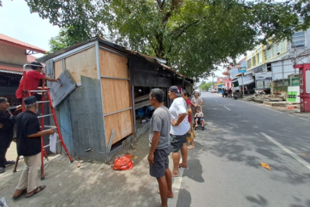 Langgar Fasilitas Umum, Tiga Lapak PKL di Tallo Dibongkar