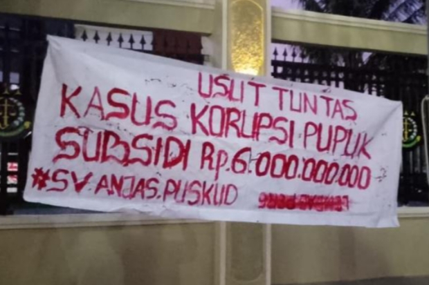 Spanduk Misterius Usut Korupsi Pupuk Subsidi Rp6 Miliar Terpasang di Kejari Jeneponto