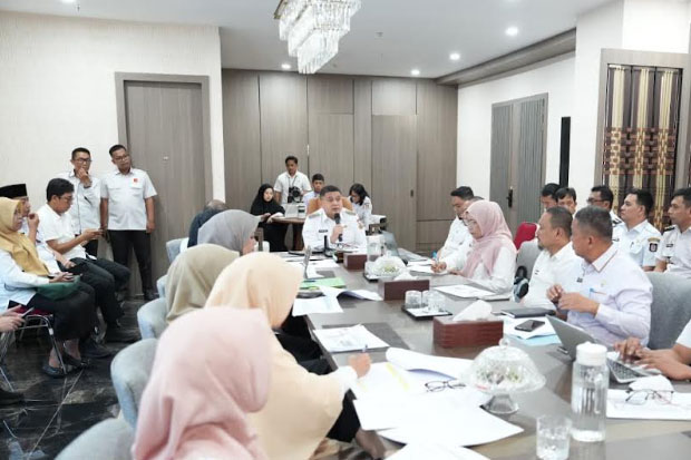 Wali Kota Makassar Instruksikan Bongkar Baliho Ilegal di 15 Kecamatan