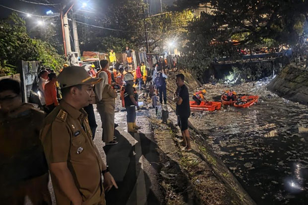 Cegah Banjir, BPBD dan Kecamatan Panakkukang Keruk Sampah di Kanal Pettarani