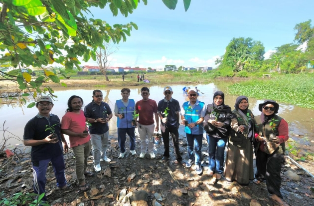 PLN dan Warga Katimbang Tanam 400 Pohon untuk Cegah Banjir