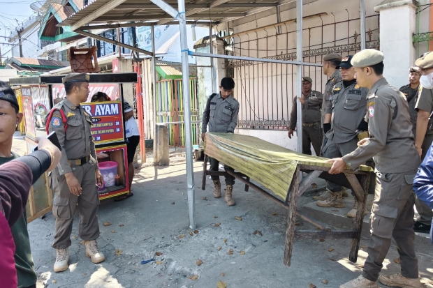 Pemerintah Tertibkan 27 Lapak PKL di Trotoar dan Drainase Jalan Sunu