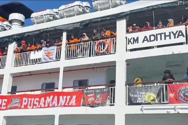 Ratusan Suporter Borneo FC Tiba di Pelabuhan Nusantara Parepare