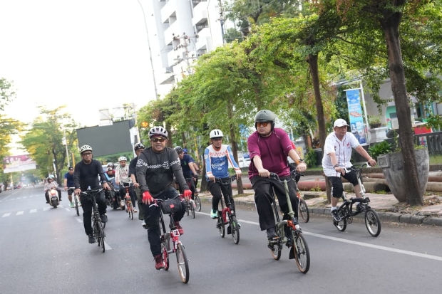 Wali Kota Munafri Tinjau Kebersihan Kota Sambil Bersepeda