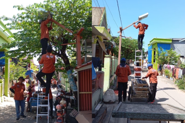 Pemkot Makassar Pasang 40 Lampu Jalan Tenaga Surya di Kepulauan Sangkarrang