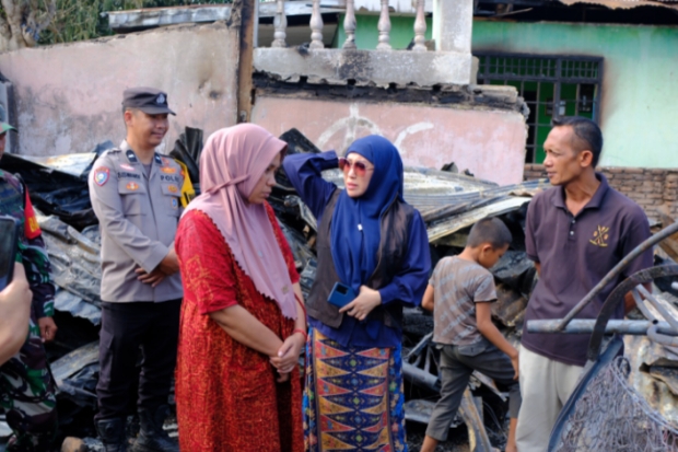 Hari Kartini, Anggota DPR RI Meity Salurkan Bantuan ke Korban Kebakaran Jeneponto