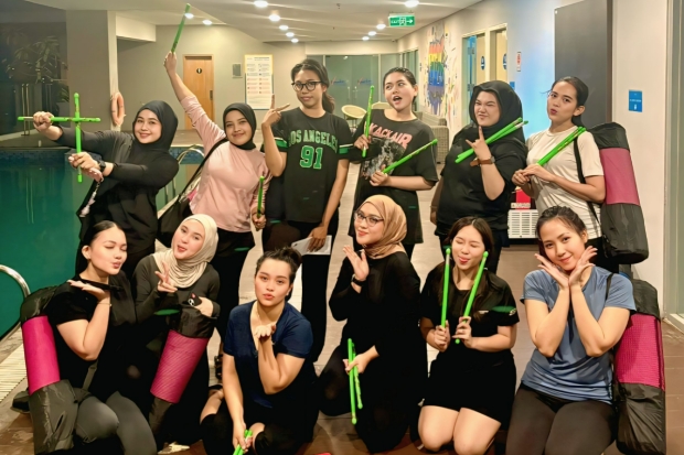 Rayakan Semangat Hari Kartini, Vasaka Hotel Makassar Gelar Pound Fit Bersama Karyawan