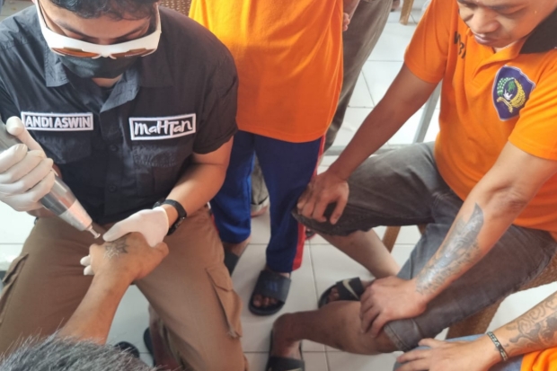 58 Warga Binaan Rutan Makassar Ikut Program Hapus Tato
