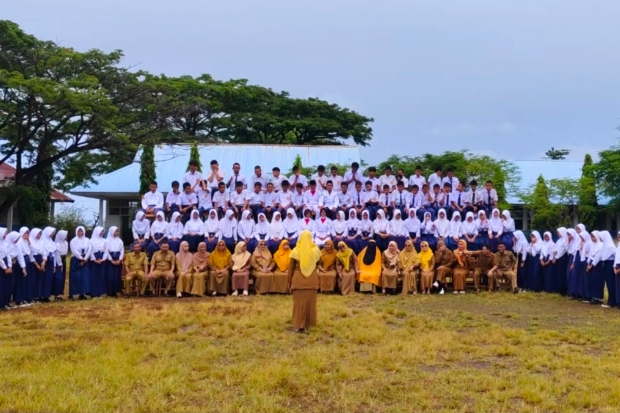 Perpisahan Penuh Kenangan, Siswa UPT SMP Negeri 1 Arungkeke Foto Bersama Guru