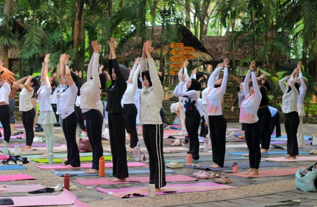 Serunya Yoga di Alam Terbuka, BWP Hadirkan Nature Yoga Spesial Hari Kartini