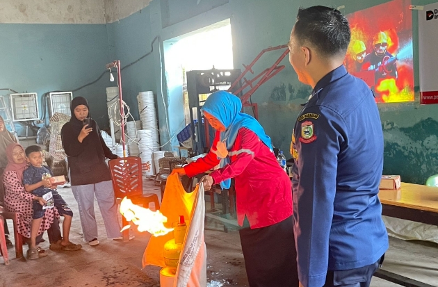 Tingkatkan Kesiapsiagaan, Pertamina Latih Masyarakat Makassar Gunakan APAR
