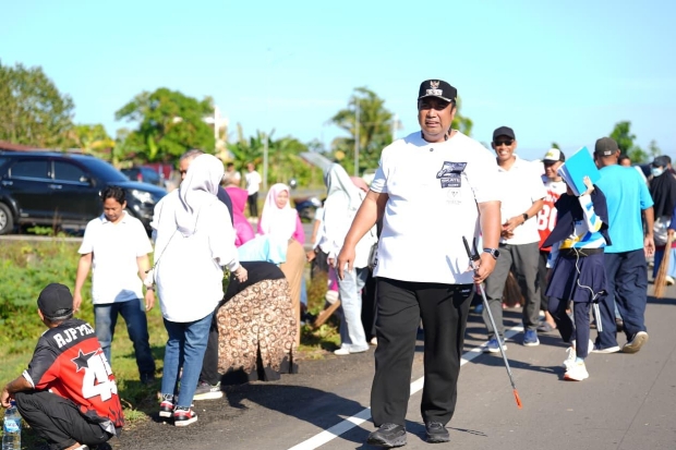Bupati Maros Pimpin ASN Lakukan Aksi Bersih-Bersih di Jalan Baru Mamminasata