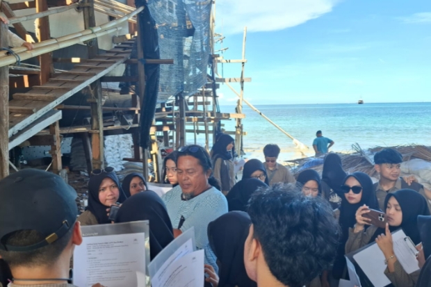Siswa Athirah Belajar Sains Maritim dari Proses Pembuatan Kapal Phinisi di Tana Beru