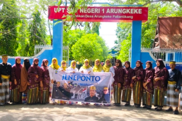 Guru SMPN 1 Arungkeke Kenakan Pakaian Adat di Hari Jadi Jeneponto