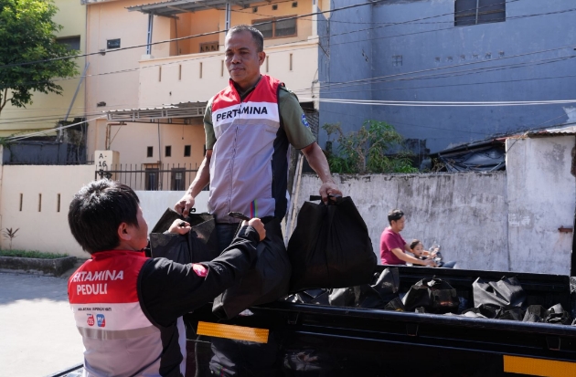 Pertamina Salurkan Bantuan Ratusan Paket Sembako Jelang May Day 2026 di Sulsel