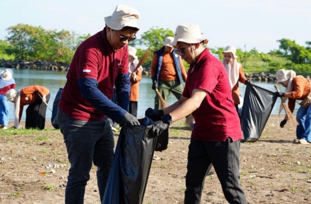 GMTD Kumpulkan 306 Kg Sampah di Pantai Akkarena, Bukti Komitmen Lingkungan