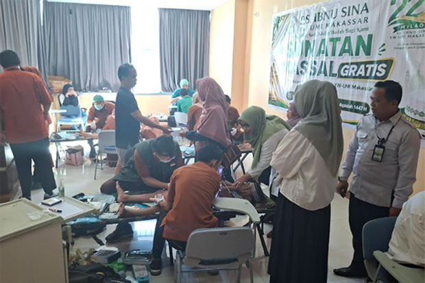 Milad ke-22, RS Ibnu Sina YW-UMI Makassar Gelar Sunatan Massal dan Donor Darah