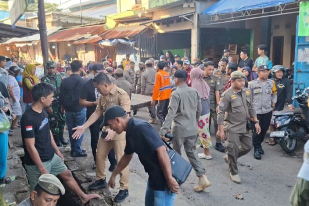 118 Pedagang Pasar Pamos Bongkar Lapak Secara Mandiri