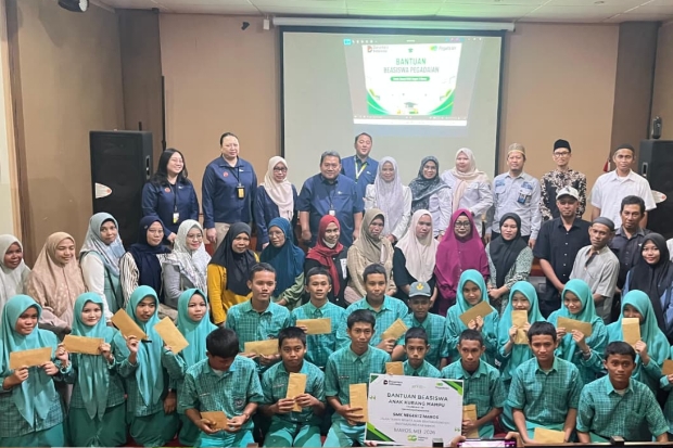 Pegadaian Salurkan Beasiswa untuk 20 Siswa Berprestasi dan Kurang Mampu di SMK Negeri 2 Maros