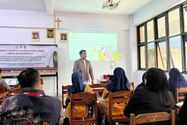 Tim PKM Administrasi Pendidikan FIP UNM Gelar Pelatihan AI di UKI Toraja