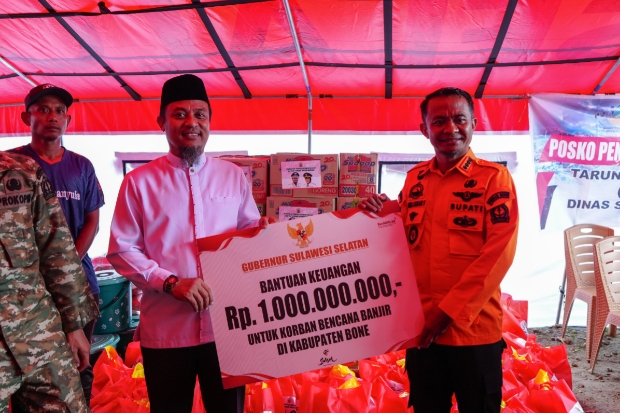 Gubernur Sulsel Hadir di Tengah Musibah Banjir Bone, Bawa Bantuan dan Santunan