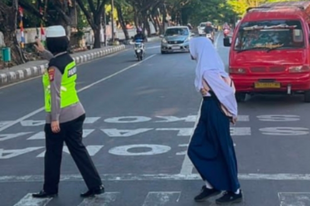 Polantas Polres Jeneponto Kawal Keselamatan Pelajar di Jalan Poros