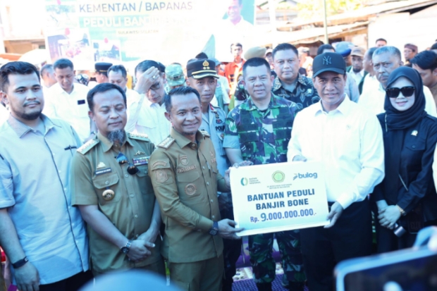 Mentan RI Gerak Cepat Tangani Banjir di Bone, Bawa Bantuan Pangan Rp9 Miliar