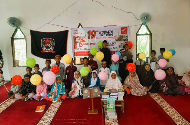 Rayakan HUT ke-19, Gowata Sakti Motor Berbagi Al-Quran dan Iqro di Gowa