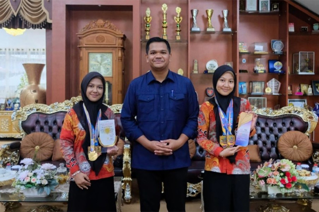 Uji Nurdin Terima 2 Siswi SMAN 1 Bantaeng Pemenang World Youth STEMII Bangkok