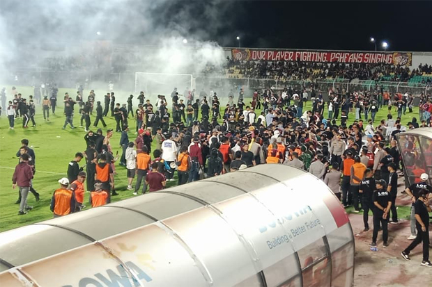 Kalah di Menit Akhir dari Persib Bandung, Suporter PSM Masuk Lapangan dan Nyalakan Flare