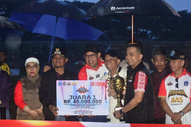 Bupati Bone Serahkan Trofi Juara BBC 2026 kepada Palakka FC