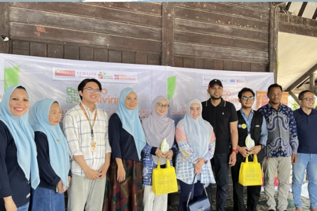 Etno Adventure Latih Perempuan Pesisir Paotere Olah Limbah Sisik Ikan