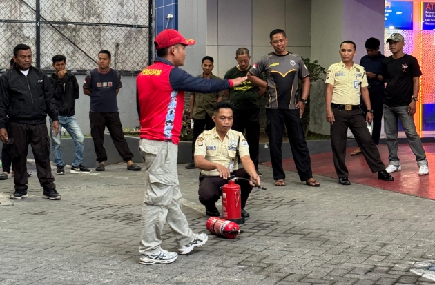 BRI Panakkukang Gelar Simulasi Kebakaran, Pegawai Dilatih Tanggap Darurat