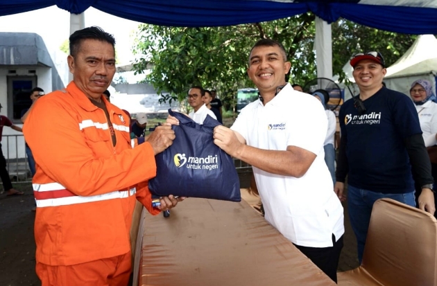 Momen Harkitnas, Bank Mandiri Salurkan 2.800 Paket Sembako di Makassar