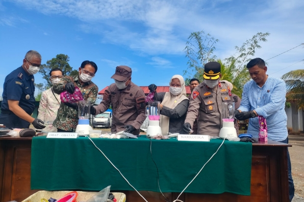 Kejari Lutim Musnahkan Barang Bukti 53 Perkara, Sabu 183 Gram hingga Detonator