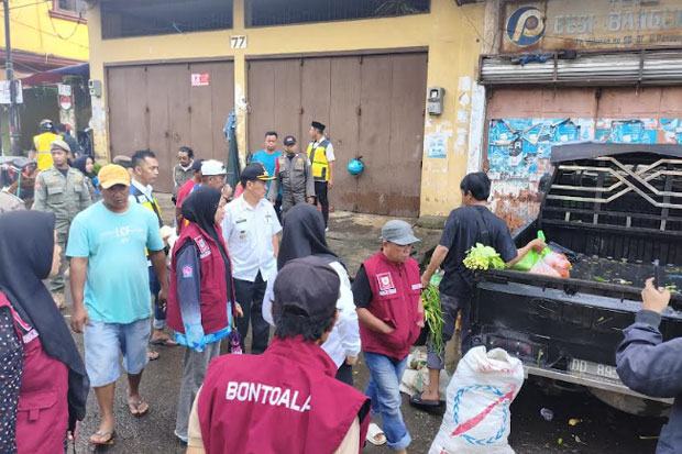 Aktivitas Bongkar Muat di Pasar Kalimbu Veteran Utara Ditertibkan