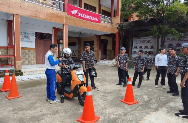 Belajar Safety Riding hingga Coba Motor Listrik, Siswa SMK di Makassar Antusias