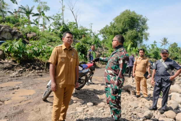 Bupati Bantaeng Tinjau Pembangunan Jembatan Garuda Usai Salurkan 31 Ribu Bantuan