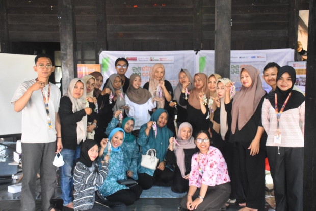 Ubah Limbah Jadi Cuan, Etno Adventure Latih Ibu-Ibu Pesisir Olah Sisik Ikan Jadi Gantungan Tas
