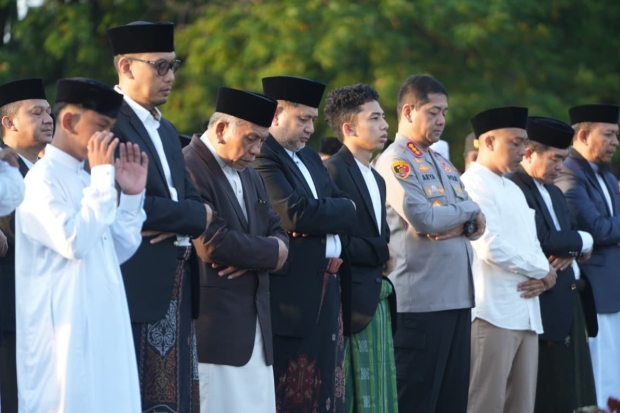 Munafri-Aliyah Kompak Salat Idul Adha Bersama Ribuan Warga di Karebosi