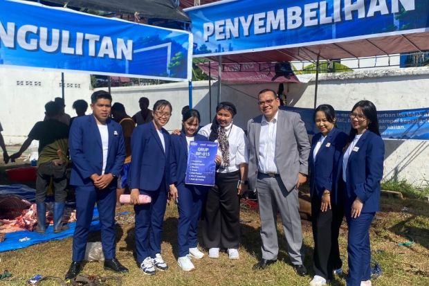 Novotel Makassar Grand Shayla Berbagi Daging Kurban