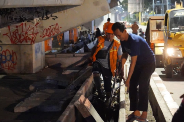 Respons Aduan Warga, Pemerintah Kecamatan Rappocini Bersihkan Drainase dan Pedestrian