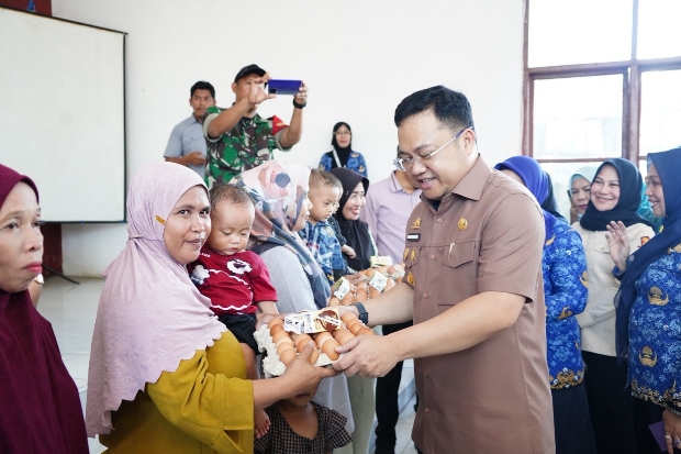 Wabup Gowa Salurkan 200 Paket Makanan Bergizi untuk Keluarga Berisiko Stunting