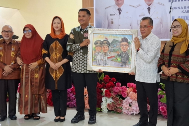 Bupati Bantaeng Beri Penghargaan kepada Abdul Wahab yang Purna Bhakti sebagai Sekda