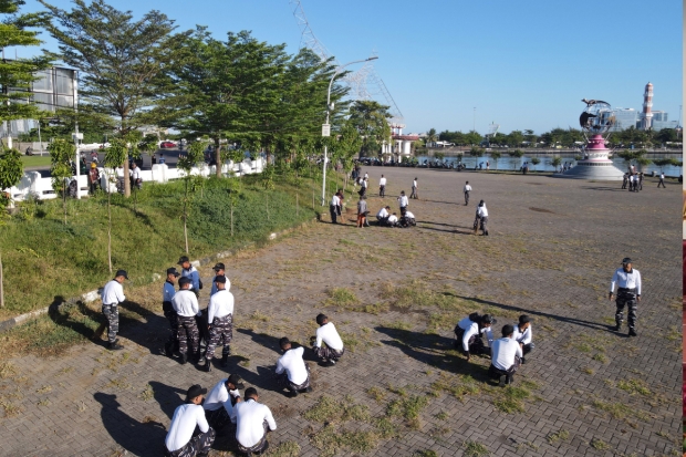 TNI AL Gelar Aksi Bersih Pantai di Monumen MNEK Losari Makassar