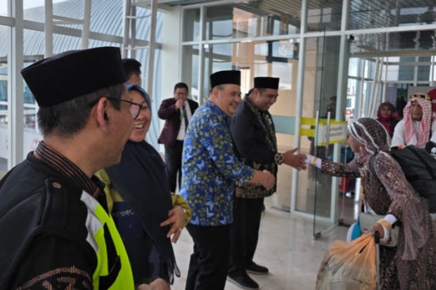 Jemaah Haji Kloter 14 Tiba, Bupati dan Wabup Maros Jemput Langsung di Bandara