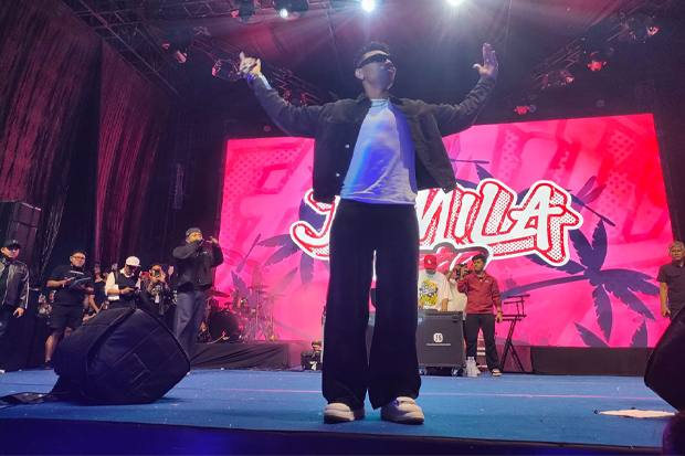 Ribuan Warga Padati Lapangan Pendidikan, Konser Juan Reza Bakar Semangat HUT ke-23 Luwu Timur