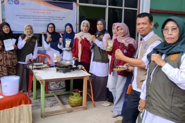 Dosen dan Mahasiswa Politani Pangkep Kenalkan Inovasi Produk Rumput Laut di Mandalle