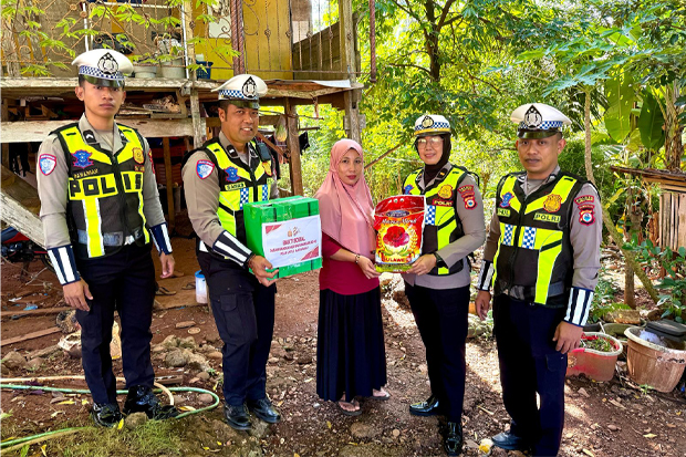 Satlantas Polres Luwu Timur Turun Berbagi, Tebar Kepedulian di Hari Bhayangkara ke-80