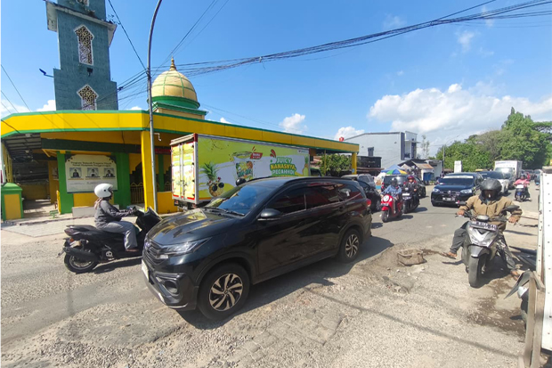 Jalan Berlubang yang Dalam jadi Titik Macet Baru di Jalan Poros Malino Gowa
